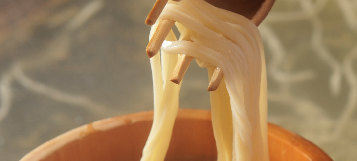 【釜揚げうどんでアフリカの学校給食支援】丸亀製麺ならおひとり様でも、寂しくないかも！