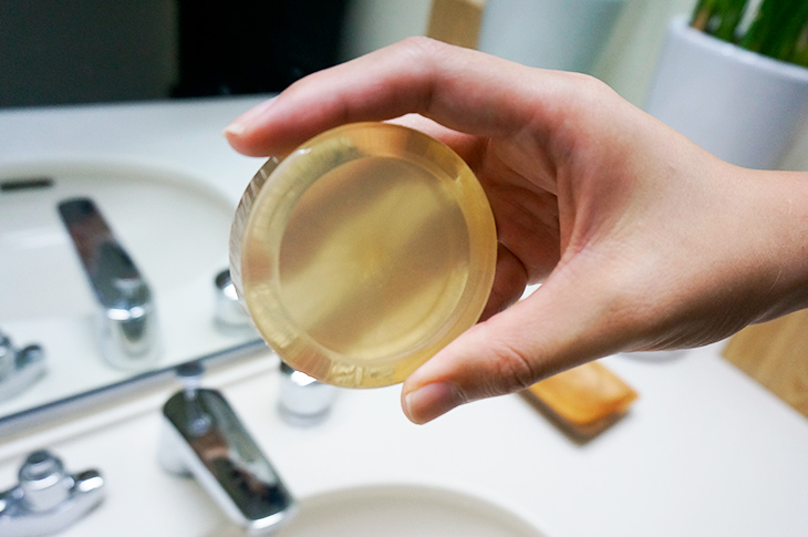 SAVE SOAPを持った手。指が透けている。