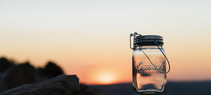 【動画あり】メイソンジャーにソーラーライトが付いただけ。日本初登場「ソネングラス」のぬるっと感が絶妙に気持ちいい！