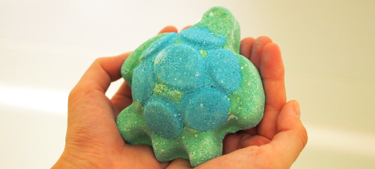 【これはショック】海のゴミ問題に警鐘を鳴らす、かわいいウミガメのバスボムがLUSHから登場！